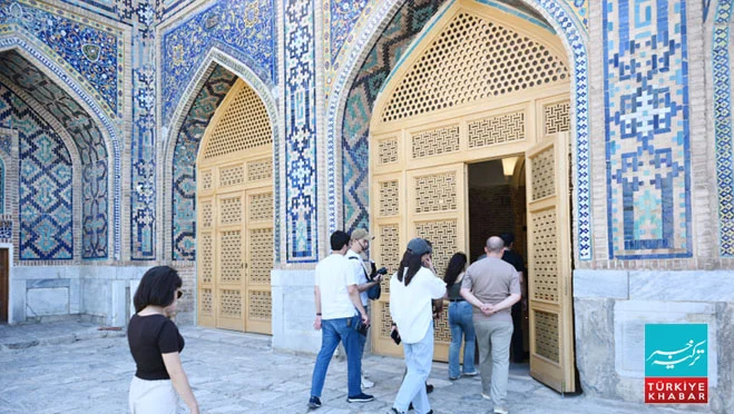 آذربائیجانی صحافیوں کا سمرقند کے تاریخی ریگستان چوک کا دورہ