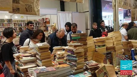 اے آئی کمپنیوں کی جانب سے نایاب کتابیں خریدنے کے دعووں پر سوالات