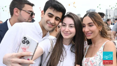 باکو میں سو سے زائد قدیم گاڑیوں کی شاندار نمائش اور ریلی
